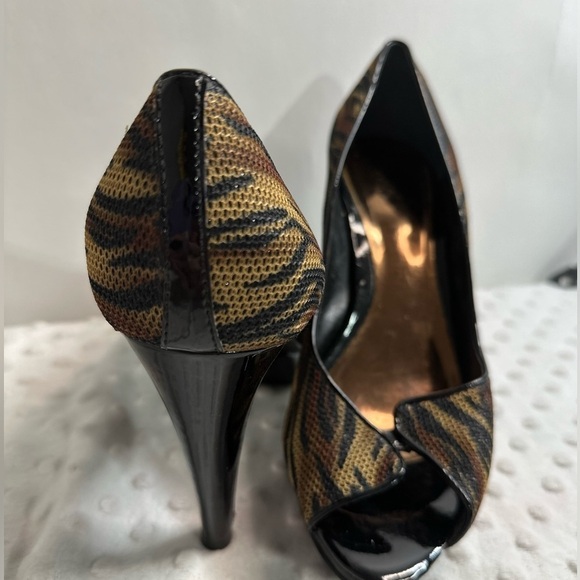 Chic Peep-Toe Heels in Black and Gold - Picture 3 of 4